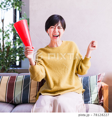 スポーツをテレビ観戦する若い女性　【 コロナ禍 ニューノーマル】 78128227