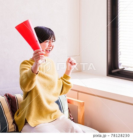 スポーツをテレビ観戦する若い女性　【 コロナ禍 ニューノーマル】 78128230