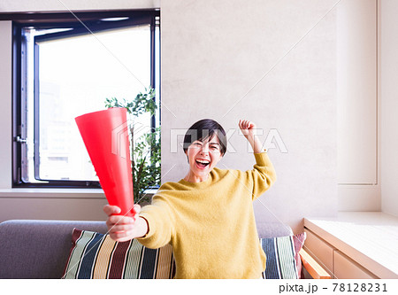 スポーツをテレビ観戦する若い女性　【 コロナ禍 ニューノーマル】 78128231