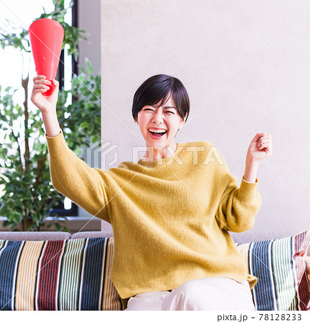 スポーツをテレビ観戦する若い女性 【 コロナ禍 ニューノーマル】 スポーツをテレビ観戦する若い女性 【 コロナ禍 ニューノーマル】 78128233