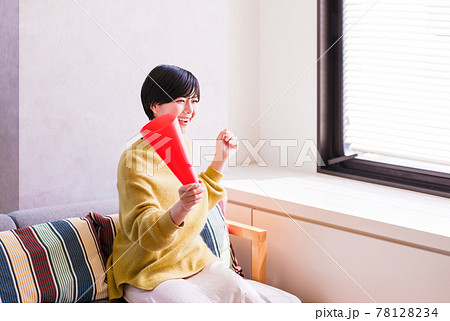 スポーツをテレビ観戦する若い女性 【 コロナ禍 ニューノーマル】 スポーツをテレビ観戦する若い女性 【 コロナ禍 ニューノーマル】 78128234