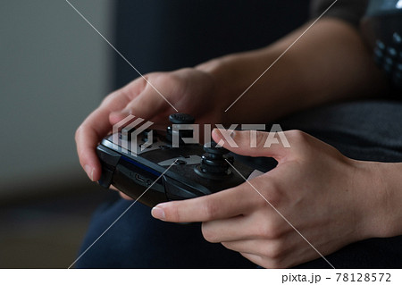 テレビゲームで遊ぶ子供の手元 78128572
