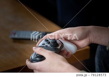 テレビゲームで遊ぶ子供の手元 テレビゲームで遊ぶ子供の手元 78128573