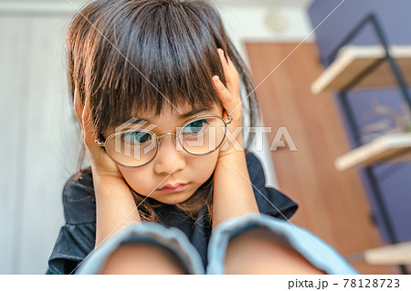 悩みがありそうな女の子 悩みがありそうな女の子 78128723