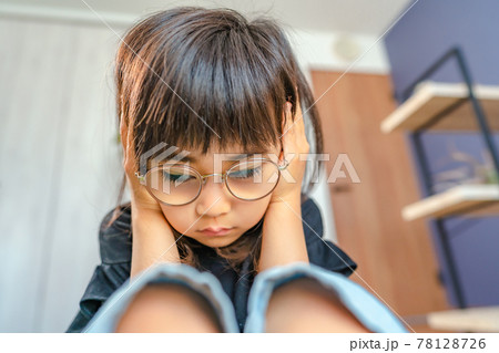 悩みがありそうな女の子 悩みがありそうな女の子 78128726
