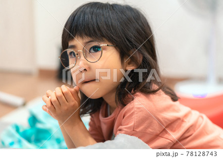 悩みがありそうな女の子 悩みがありそうな女の子 78128743