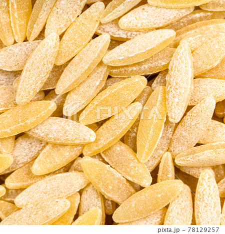 uncooked orzo risoni pasta close up uncooked orzo risoni pasta close up 78129257