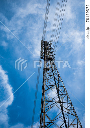 見上げる送電鉄塔と青空に浮かぶ雲 c-2 高コントラスト 見上げる送電鉄塔と青空に浮かぶ雲 c-2 高コントラスト 78129372