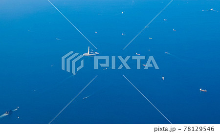 朝から沢山の船が行き交う東京湾（風の塔付近を空撮） 78129546