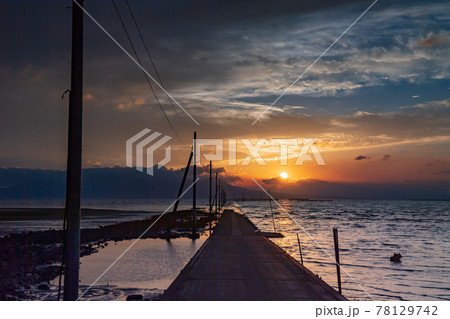 夕暮れの空が茜色に染まり海にも染まる風景 夕暮れの空が茜色に染まり海にも染まる風景 78129742