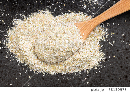 wood spoon with rye bran close up on black plate wood spoon with rye bran close up on black plate 78130973