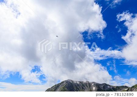 剣山の山岳と救助ヘリ 78132890