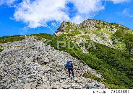 前剱の険しい岩場を登る登山者 78132895