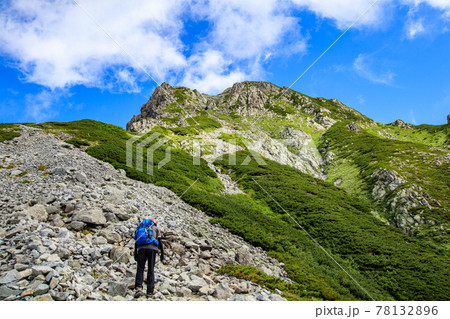 前剱の険しい岩場を登る登山者 78132896