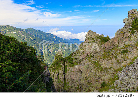 前剱から望む岩肌と雄大な山脈 78132897