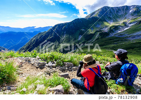 登山道で休憩する二人 登山道で休憩する二人 78132908