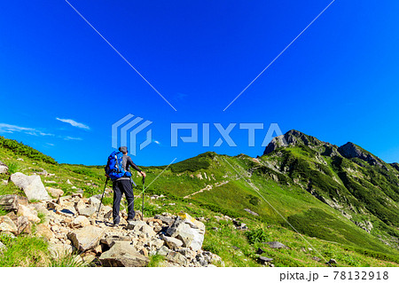 剣の山々を望む登山者 78132918