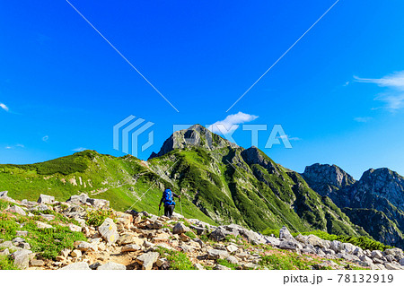 剱の登山道を進む登山者 剱の登山道を進む登山者 78132919