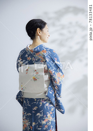 ミドル　着物の女性　お太鼓　名古屋帯 78133481