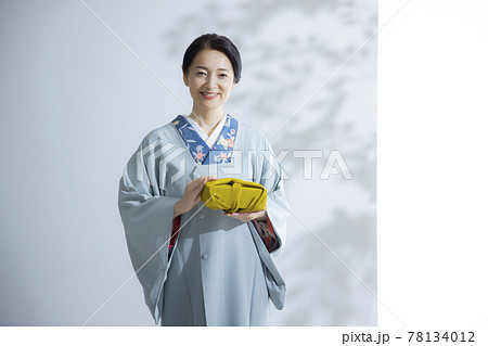 ミドル　着物の女性　道行 78134012