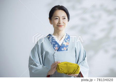 ミドル　着物の女性　道行 78134020