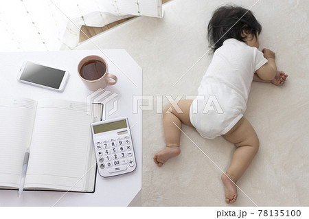 ノートと電卓と、寝ている赤ちゃん(0歳、生後10か月、日本人、女の子) ノートと電卓と、寝ている赤ちゃん(0歳、生後10か月、日本人、女の子) 78135100