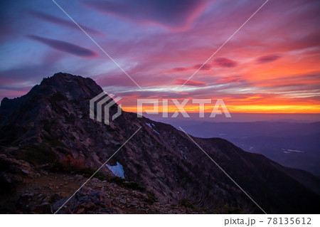 八ヶ岳連峰 稜線から望むご来光 八ヶ岳連峰 稜線から望むご来光 78135612