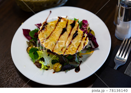 Close up of scallop snack baked with cheese served on seashell 78136140