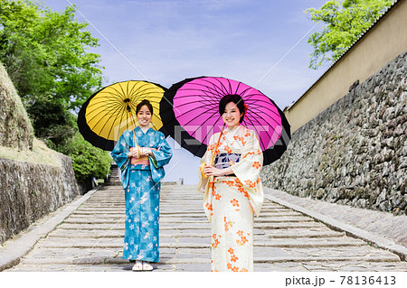 女子旅で着物を着て観光をする若い女性 【杵築市】 女子旅で着物を着て観光をする若い女性 【杵築市】 78136413
