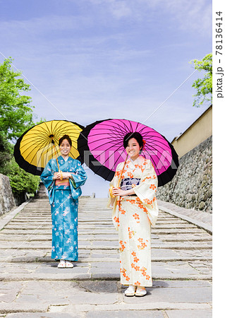 女子旅で着物を着て観光をする若い女性 【杵築市】 女子旅で着物を着て観光をする若い女性 【杵築市】 78136414