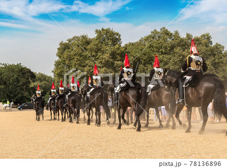 Royal Guards in Admiralty House in London 78136896