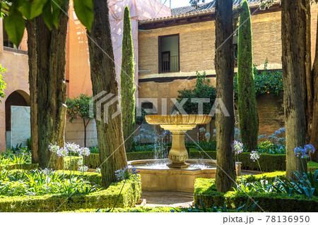 Fountain in Moorish palace in Alhambra 78136950