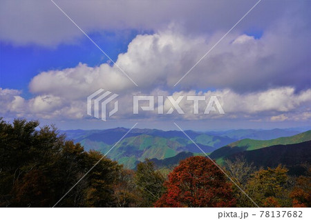 伯母子岳山頂の紅葉と北方面の山並み 78137682