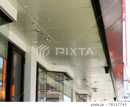 【軒先劣化】街中にある建物劣化箇所 78137743