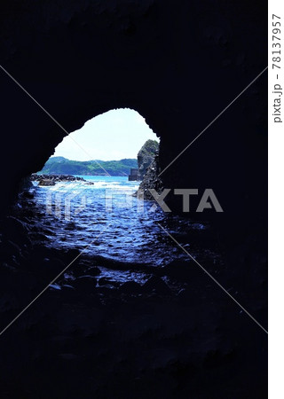 石見畳ヶ浦の洞窟内からの風景 78137957