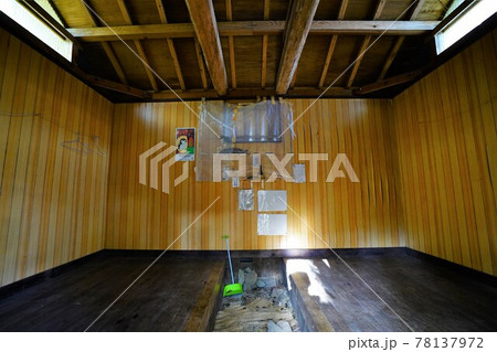 伯母子岳避難小屋の内部 78137972