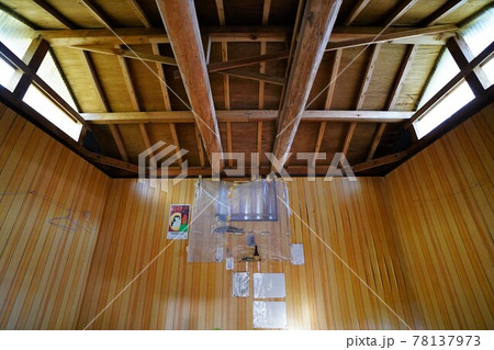 伯母子岳避難小屋の内部 78137973