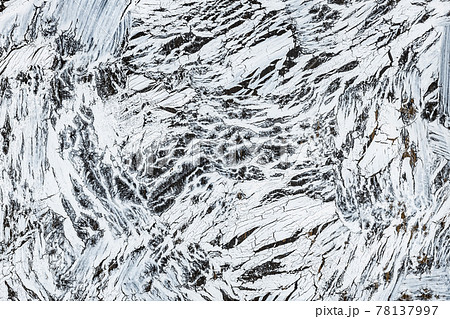 劣化してひび割れた塗装面 78137997