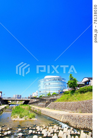 愛知県瀬戸市、瀬戸川と瀬戸市中心街の風景 78138030