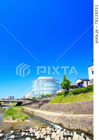 愛知県瀬戸市、瀬戸川と瀬戸市中心街の風景 78138031