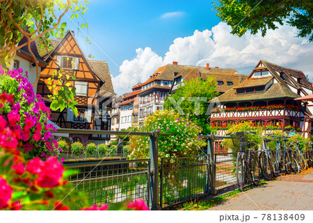 Houses on river 78138409