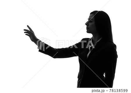 指さす女性のシルエット 78138599