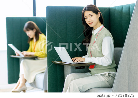 個室ブースで仕事をする女性　撮影協力：LINK FOREST 78138875