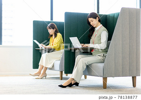 個室ブースで仕事をする女性 撮影協力:LINK FOREST 個室ブースで仕事をする女性 撮影協力:LINK FOREST 78138877