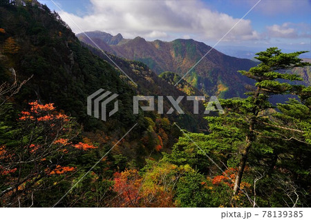 山上ヶ岳鐘掛岩からの大日岳と稲村ヶ岳 山上ヶ岳鐘掛岩からの大日岳と稲村ヶ岳 78139385