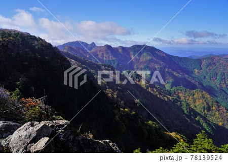 山上ヶ岳鐘掛岩からの大日岳と稲村ヶ岳 78139524