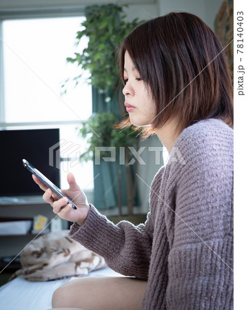 【屋内】部屋着で身支度する女性 78140403