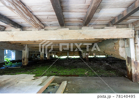 古民家の床下　シロアリがいそうな床下 78140495