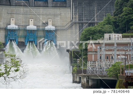天ケ瀬ダムの放水　ダム　発電所　増水したダム 78140646