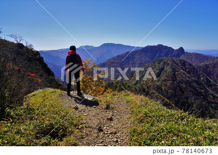 山上ヶ岳山頂からの大日岳と稲村ヶ岳を眺める登山者 山上ヶ岳山頂からの大日岳と稲村ヶ岳を眺める登山者 78140673